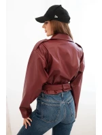 Dámská krátká bunda z eko kůže s páskem a límcem bordová