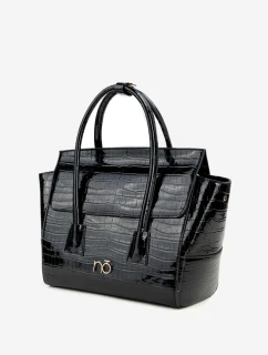 Lakovaná kabelka kufřík s rytím NOBO BAG5810-M20 Černá