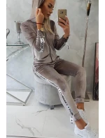 Velurová souprava s ozdobnými stuhami šedá