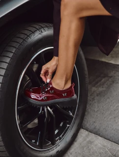 Lakované kožené dámské polobotky s přezkami Artiker 57C0336 bordó