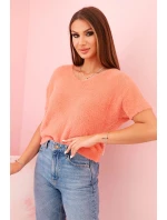Dámský svetr z měkkého chlupatého materiálu s výstřihem do V a krátkým rukávem lososový