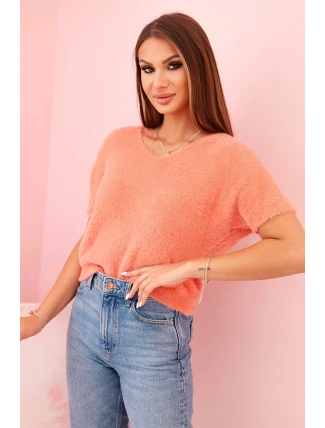 Dámský svetr z měkkého chlupatého materiálu s výstřihem do V a krátkým rukávem lososový