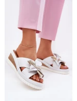 Kožené Dámské Klapky Na Klínu S Ozdobným Květem Artiker 52C0537 Bílé Kožené Dámské Klapky Na Klínu S Ozdobným Květem Artiker 52C0537 Bílé