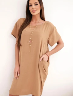 Šaty s kapsami a přívěskem Velbloud