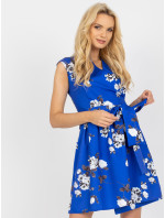 Kobaltové rozevláté koktejlové šaty s květinami