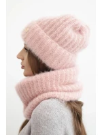 Dámská souprava čepice a šály zimní nadýchaná s ozdobným emblémem černá Dámská souprava čepice a šály zimní nadýchaná s ozdobným emblémem černá