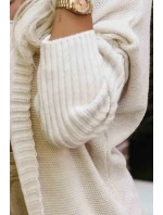 629-1 Pohodlný oversize svetr s kapucí a stylovou nášivkou - béžový