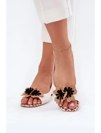 Kožené dámské sandály na klínku s ozdobným květem Laura Messi 2973 bílé
