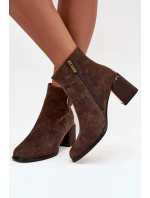 Semišové kotníkové boty na podpatku s vycpávkou s ozdobným detailem Artiker 57C0017 hnědé