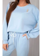 Dámský komplet máslový svetr s broží a kalhoty s rovnou nohavicí modrý