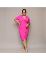 Dámské přeložené obálkové šaty ve fuchsijové barvě v délce ke kolenům (743) Dámské přeložené obálkové šaty ve fuchsijové barvě v délce ke kolenům (743)