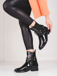 Výborné černé dámské kotníčkové boty na plochém podpatku