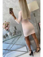 Přiléhavé šaty s výstřihem pudrově béžové Přiléhavé šaty s výstřihem pudrově béžové