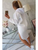 Šaty s kapucí a bočním rozparkem bílé Šaty s kapucí a bočním rozparkem bílé