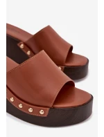 Dámské nazouváky na platformě se zlatými přezkami camel Arionne