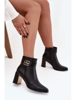 Dámské kotníkové boty na podpatku s páskem a zlatým detailem Galinne – černé