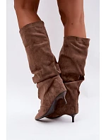 Zvrásněné kozačky s kitten heel na klínu z semiše v khaki barvě Lowen Zvrásněné kozačky s kitten heel na klínu z semiše v khaki barvě Lowen
