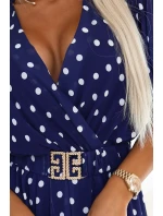 604-4 Smyslné bílé hráškové šaty s obálkovým výstřihem a ozdobným páskem - tmavě modré