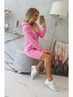 Šaty s kapucí ve světle růžové barvě