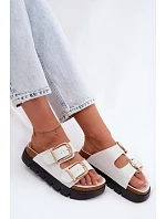 Lakované dámské pantofle Ploché se zlatými sponami Lee Cooper LCW-26-35-4460L bílé