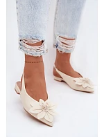 Dámské sandály na nízkém podpatku s dekorativním květem Jasnobeżowe Telivette