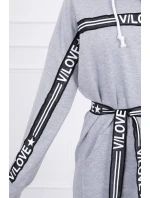 Šaty zdobené stuhou s nápisem šedá Šaty zdobené stuhou s nápisem šedá