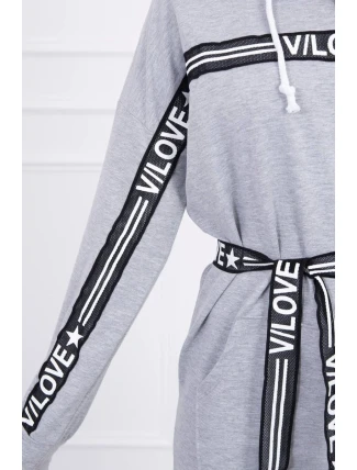 Šaty zdobené stuhou s nápisem šedá Šaty zdobené stuhou s nápisem šedá