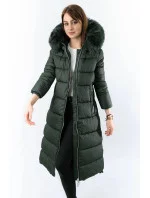 Dlouhá dámská zimní bunda v lahvově zelené barvě s kapucí (7688BIG)