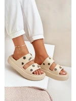 Dámské pěnové pantofle s ozdobnými připínkami – béžové