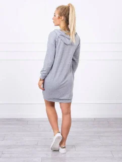 Šedé šaty s kapucí