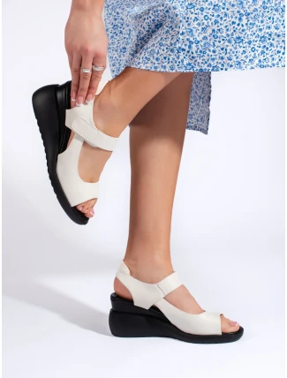 Pohodlné dámské sandály bílé na klínku Pohodlné dámské sandály bílé na klínku