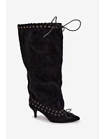 Černé kozačky s kitten heel z semiše s ozdobným šněrováním Juletta Černé kozačky s kitten heel z semiše s ozdobným šněrováním Juletta