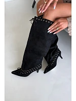 Černé kozačky s kitten heel z semiše s ozdobným šněrováním Juletta Černé kozačky s kitten heel z semiše s ozdobným šněrováním Juletta