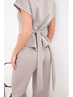 Dámský komplet z maslového materiálu s halenkou s krátkým rukávem a kalhotami se širokou nohavicí fango