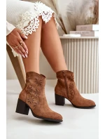 Kotníkové boty s ažurovým svrškem na podpatku, z eko semiše, hnědé Nevishiia Kotníkové boty s ažurovým svrškem na podpatku, z eko semiše, hnědé Nevishiia