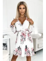 415-2 YSABEL Plisované šaty s výstřihem, dlouhými rukávy a páskem - BÍLÁ V RŮŽOVÉ barvě