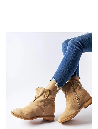 Boty na klínovém podpatku model 232145 Solea Boty na klínovém podpatku model 232145 Solea
