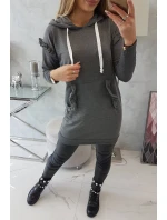 Šaty s ozdobnými volánky a kapucí v grafitové barvě