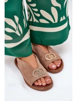 Dámské Sandály S Dekorací Na Plochém Podpatku Eko Semišové Tmavě Béžové Ralisses Dámské Sandály S Dekorací Na Plochém Podpatku Eko Semišové Tmavě Béžové Ralisses