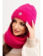 Dámská souprava čepice a šály zimní nadýchaná s ozdobným emblémem fuchsie