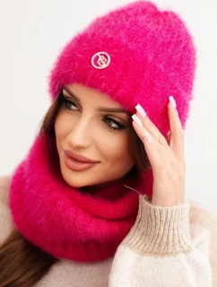 Dámská souprava čepice a šály zimní nadýchaná s ozdobným emblémem fuchsie