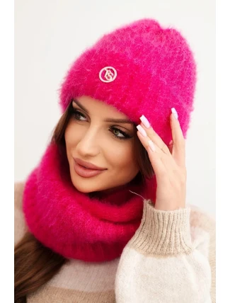 Dámská souprava čepice a šály zimní nadýchaná s ozdobným emblémem fuchsie