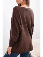 Dámský svetr s delším zadním dílem a raženou hvězdou hnědý