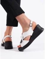 Pěkné bílé dámské  sandály na klínku