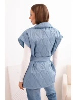 Dámská prošívaná vesta s páskem a širokým límcem džínová