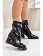 Lesklé dámské boty na podpatku s ozdobou MR880-019 černé D&A