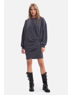 B298 Úpletové šaty s bočními záhyby - ocelové