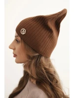 Dámská čepice pruhovaná s ozdobným knoflíkem s přídavkem viskózy a modalu světle hnědá