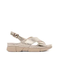 Moderní zlaté dámské sandály na plochém podpatku