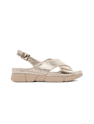 Moderní zlaté dámské  sandály na plochém podpatku